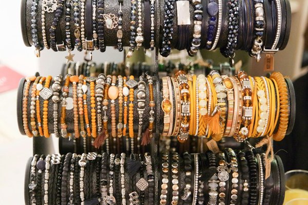 Quelle est la meilleure manière d'intégrer des bracelets éco-responsables à une tenue bohème?